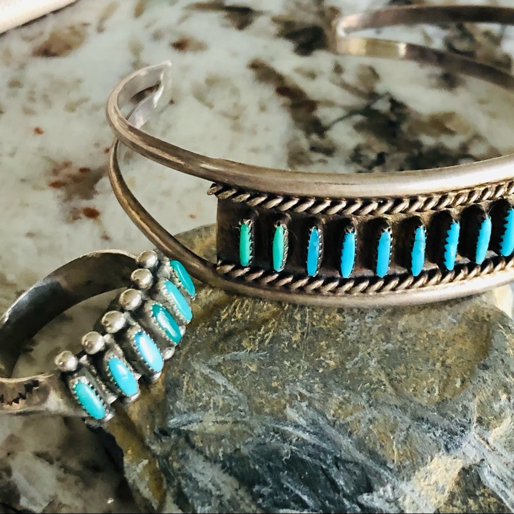 VTG ZUNI NEEDLEPOINT TURQUOISE NECKLACE, CUFF, RING, BROOCH/PENDANT & EARRINGS - Picture 14 of 17